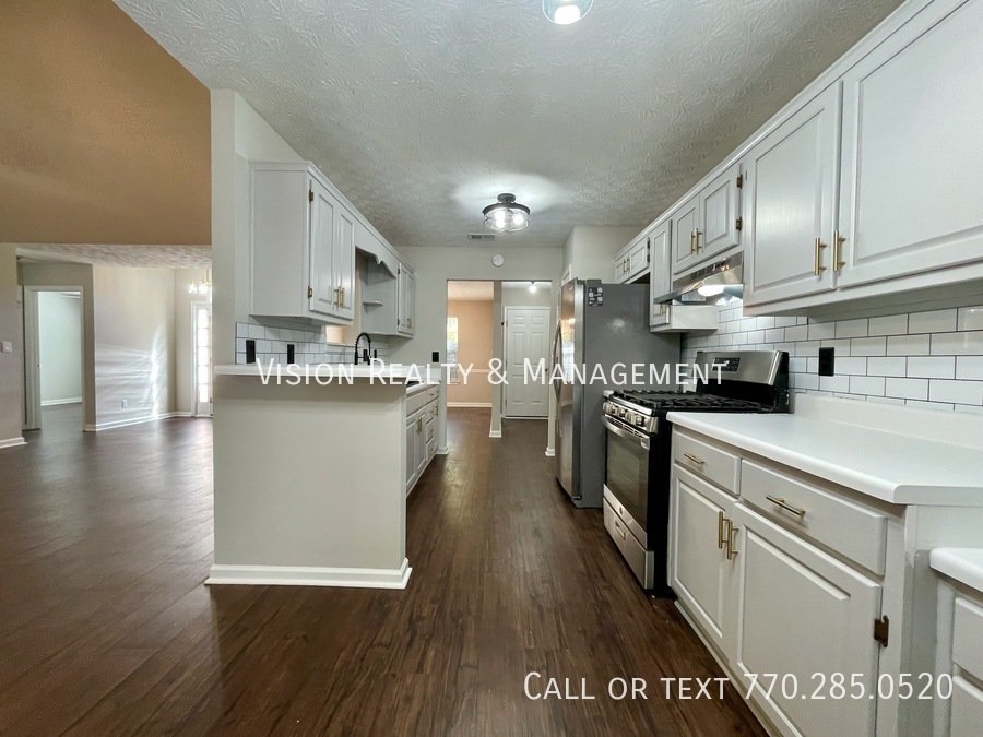 Beautiful Home! 3BD/2BA: Highly Desirable Community property image