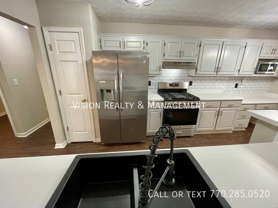 Beautiful Home! 3BD/2BA: Highly Desirable Community property image