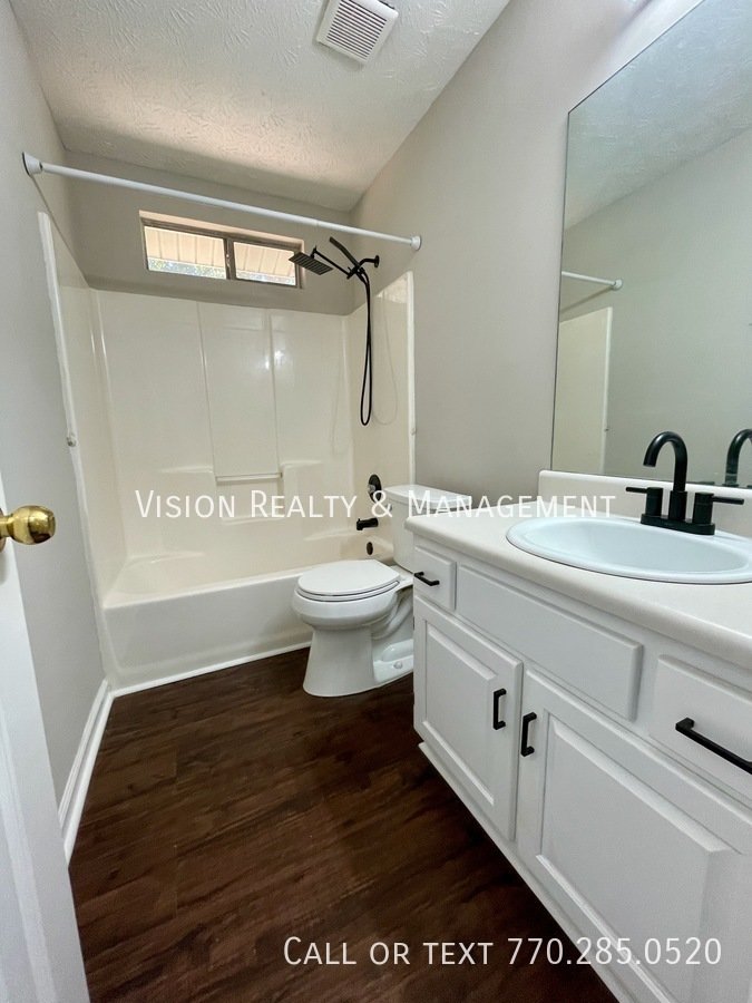 Beautiful Home! 3BD/2BA: Highly Desirable Community property image