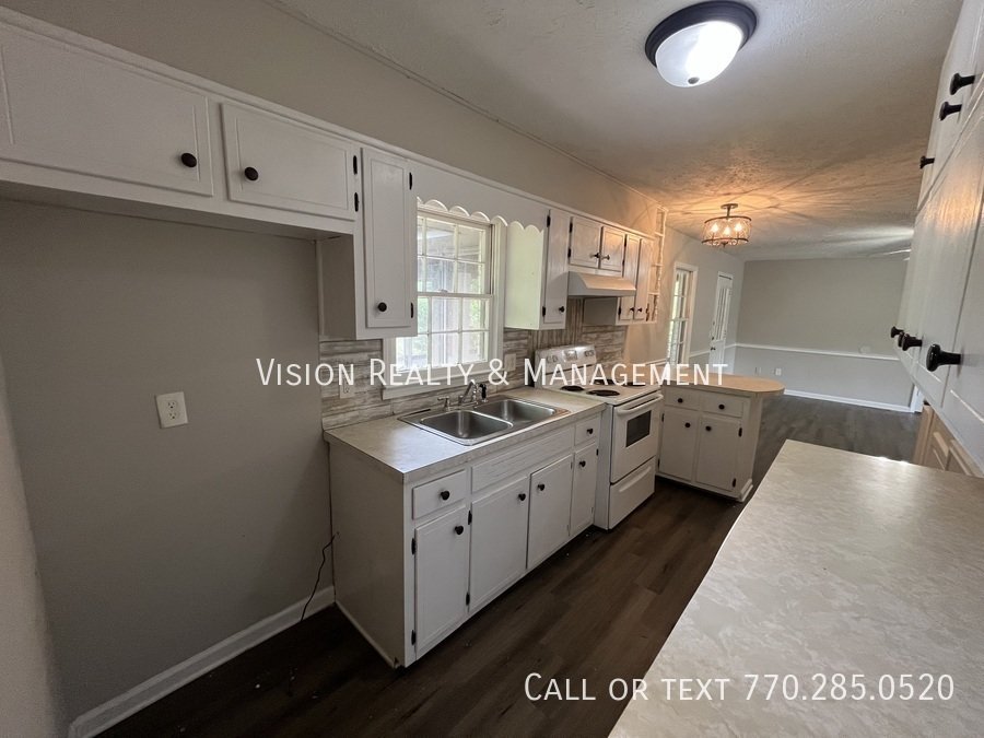 3Br/2Ba Carrollton Split-level property image