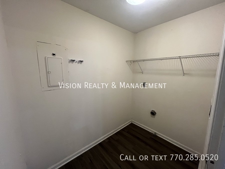 3Br/2Ba Carrollton Split-level property image