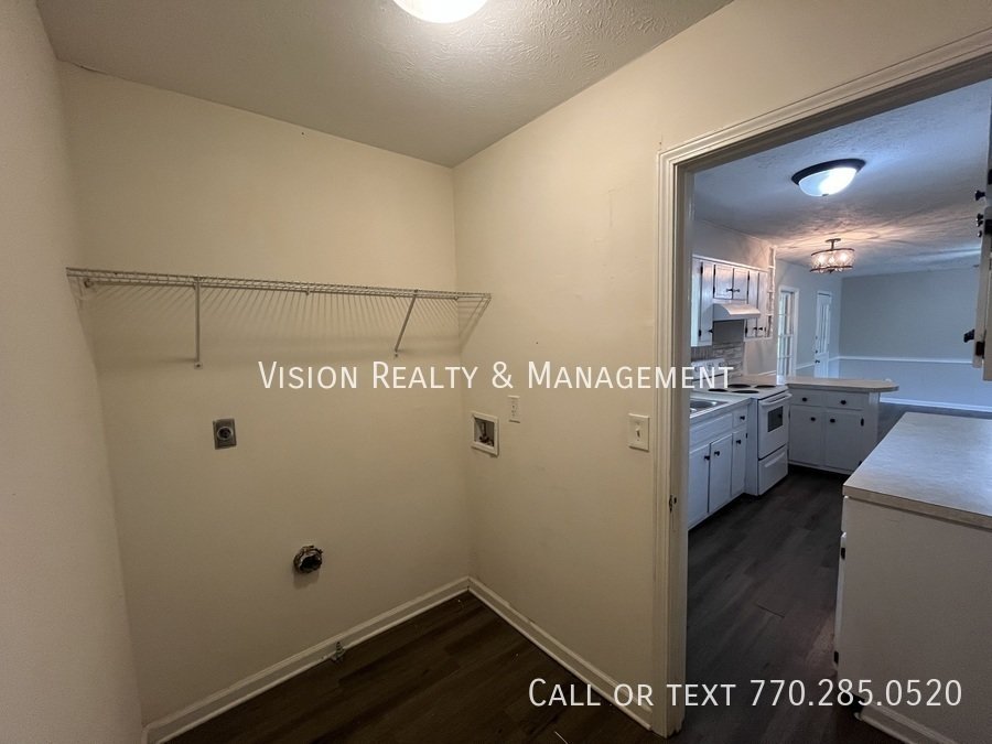 3Br/2Ba Carrollton Split-level property image