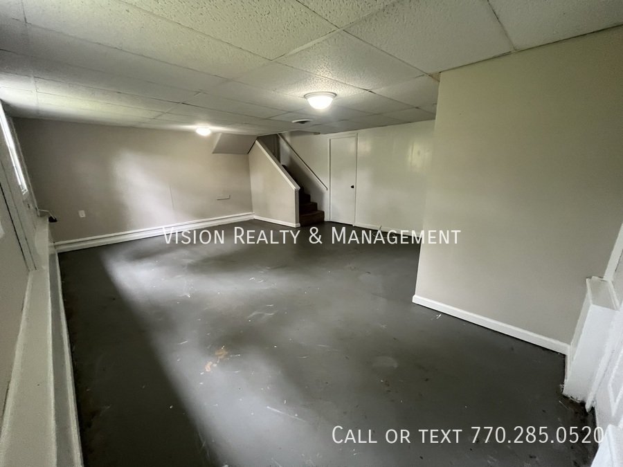 3Br/2Ba Carrollton Split-level property image